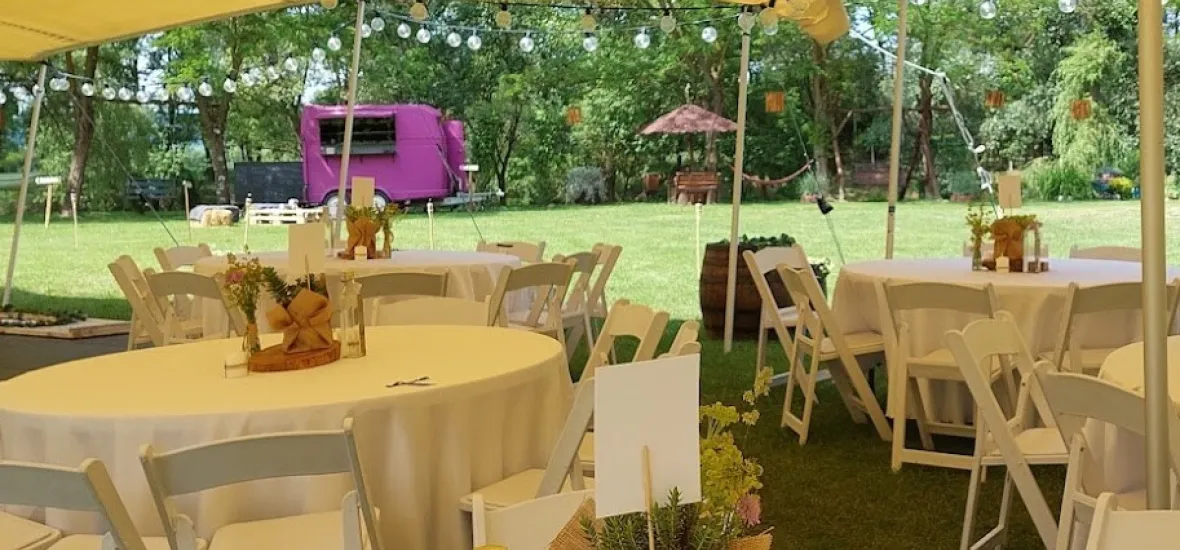 Locație nuntă outdoor în Transilvania cu cort african și un pink bar mobil. 
