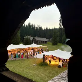 Nuntă în aer liber cu cort african lângă Târgu Mureș – stretch tent