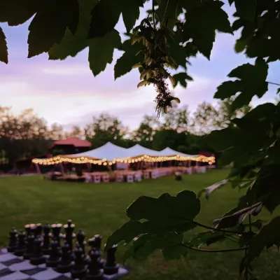 Locație romantică pentru evenimente în natură, județul Mureș, vedere seara cu ghirlande luminoase. 