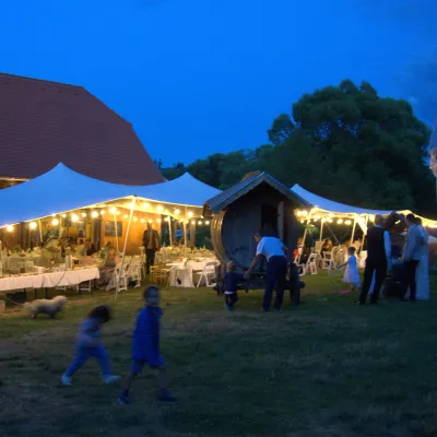 Nuntă outdoor rustic în Transilvania cu o căruță cu butoi de vin veche ca decor