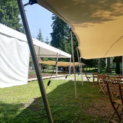 Corturi africane și clasice cu bare de aluminiu de inchiriat la un festival din Transilvania.