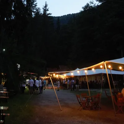 Corturi africane sau stretch cu iluminat de seară perfecte pentru festivaluri și evenimente în aer liber.