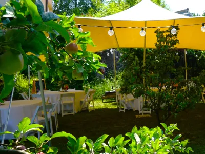 Închiriere cort elegant pentru evenimente și nunți în aer liber în Transilvania, decor cu temă Toscană