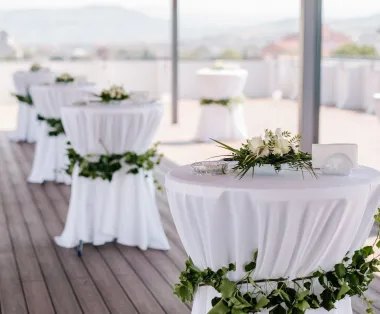 Mese cocktail de închiriat pentru evenimente corporate în Transilvania, ideale pentru recepții și întâlniri de afaceri.