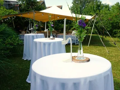 Mese mese recepții înalte pentru evenimente corporate elegante outdoor în Transilvania, disponibile pentru închiriat