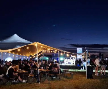 Cort beduin de închiriat pentru festivaluri și universități de vară, amplasat în aer liber, cu iluminat festiv.