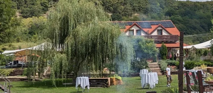 Locație nuntă outdoor în Transilvania cu cort african închiriiat