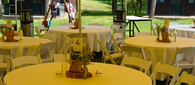 Cort mare pentru evenimente elegante în natură