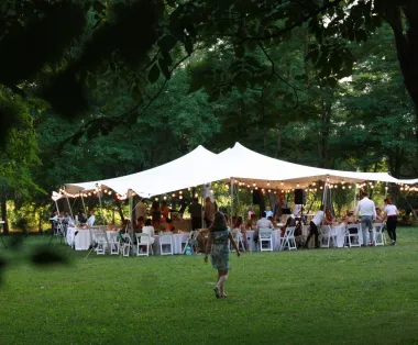 Cort pentru evenimente de 100 de persoane intr-un cadru natural mirific.